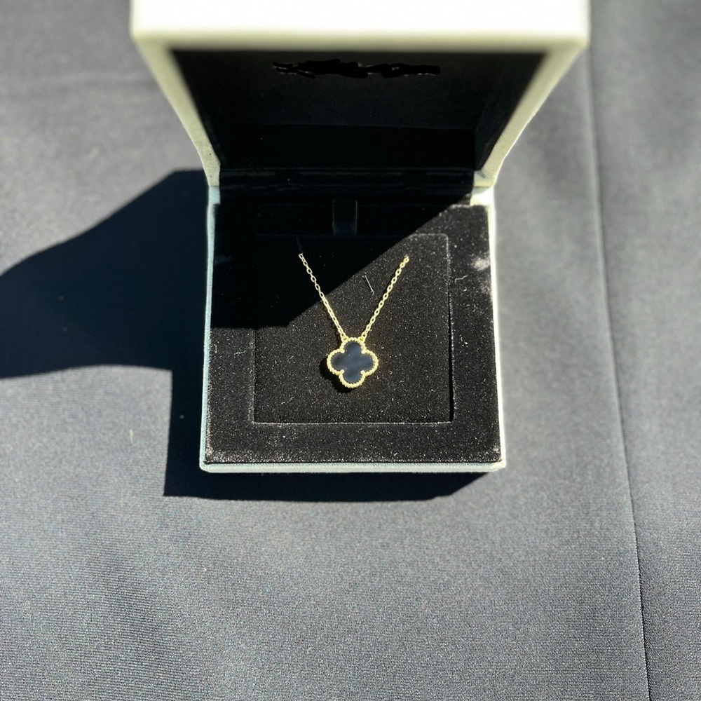 Elegant Gold Pendant Necklace